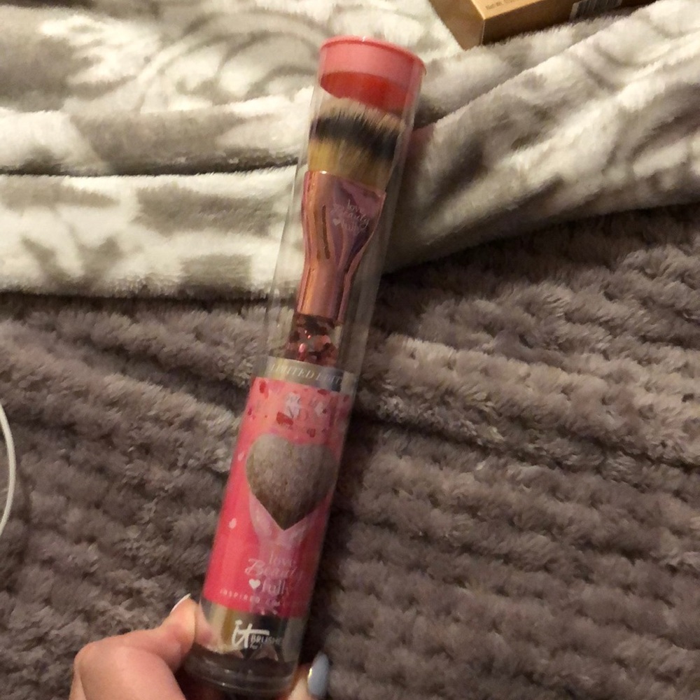 Limited edition - it cosmetics heart brush